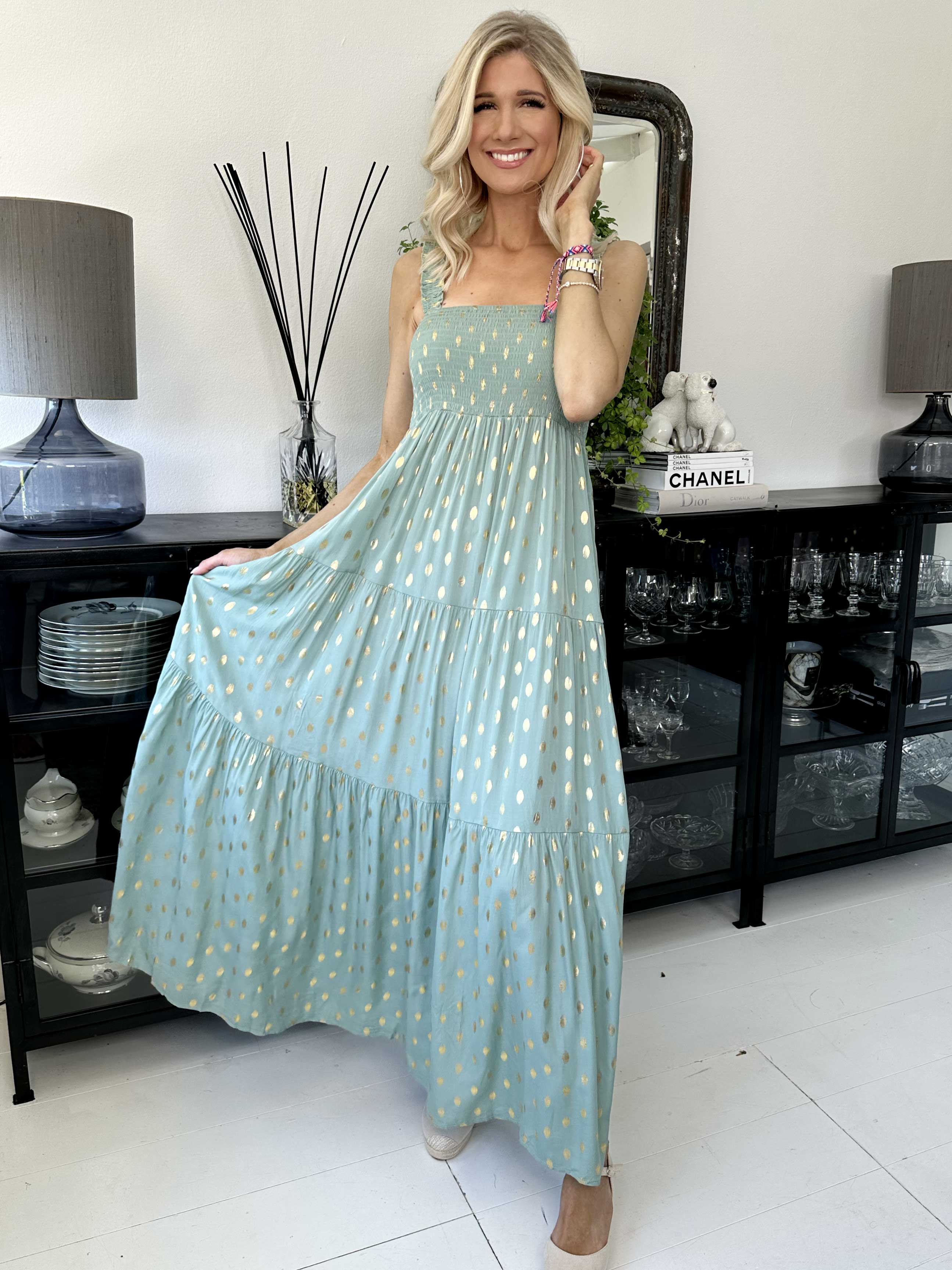 Emma - Lang kjole med smock henover brystet og guld detaljer